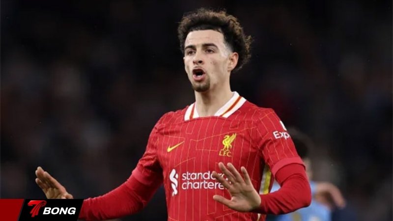 Nút thắt trong hợp đồng của Jones tại Liverpool